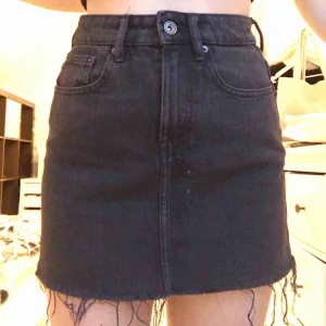  - Svart kjol från Zara, jättefin och skön men har tyvärr blivit för liten för mig💘frakt tillkommer