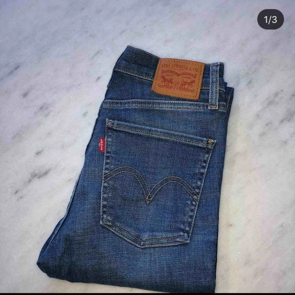 Har klippt av dessa jeans för att dom var för långa när jag köpte dom, är 164-165 och dom är lite långa även fast jag klippte av dom! Endast provat dessa jeans! Så dom är som ny!. Jeans & Byxor.