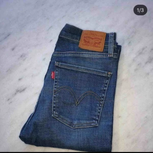  - Har klippt av dessa jeans för att dom var för långa när jag köpte dom, är 164-165 och dom är lite långa även fast jag klippte av dom! Endast provat dessa jeans! Så dom är som ny!