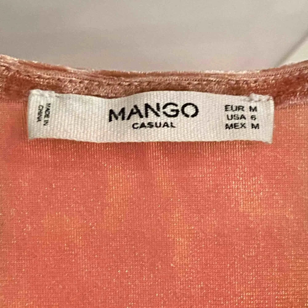 Super söt rosa linne i krossad sammet från Mango! Knappt använd, svårt att få med färgen i bilden så tredje är inte min :) köparen står för frakt/kan träffas i Stockholm . Toppar.