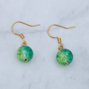 Örhängen med glaspärlor  - Guldfärgade örhängen med flerfärgade glaspärlor, nickelfria. Fri frakt vid köp över 100:-