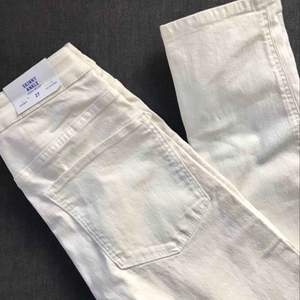 Oanvända vita jeans från H&M. Stretchiga! Passar en S-M 
