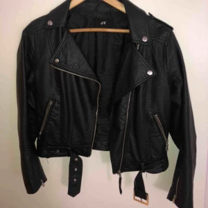  - Skinnjacka, väl använd men inga fel på den! 