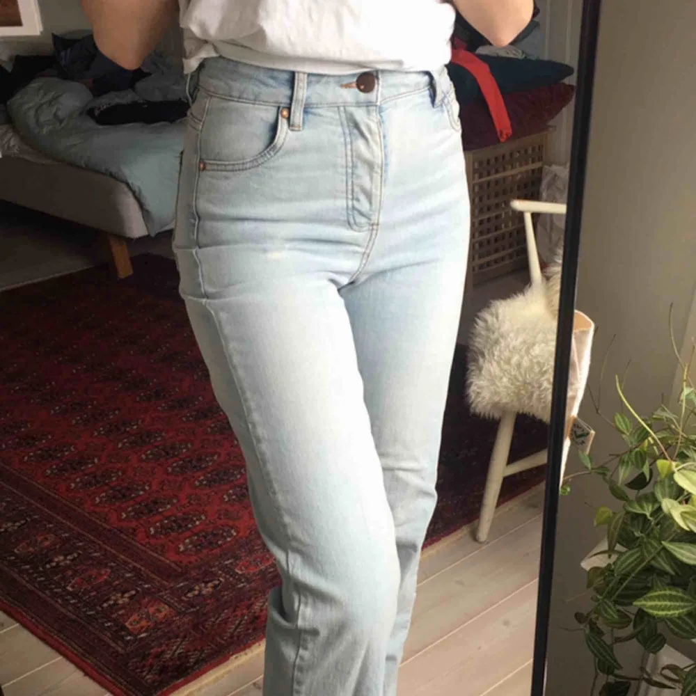 Supersnygga raka byxor som går ned till marken, jag är 175cm lång och dessa är perfekt längd för mig. Ljus jeanstvätt som passar perfekt till våren🤍🦋 kan skicka på posten eller mötas i Karlstad!!. Jeans & Byxor.