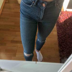 Ett par super sköna jeans med ett mjukt och stretchat material, köpa från bikbok men har tyvärr blivit lite för korta för mig (är 170) 💫ett perfekt klädesplagg nu till våren✨ köparen står för frakt men kan även mötas upp! 