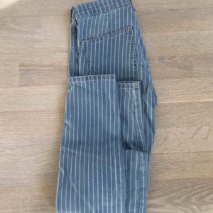 - Blå och vitrandiga jeans från H&M i superbra skick. 