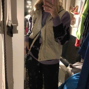  - Säljer denna beiga väst, skulle säga att den är ungefär storlek M 💕