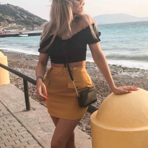  - Gul kjol med skärp använd Max 2 ggr