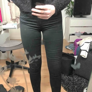  - Svarta tajta jeans från bikbok. Sparsamt använda. Frakt tillkommer ❤️