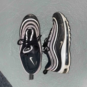  - Köpte dessa AirMax 97s ungefär 2 månader sen i januari, dem är i 7/10 skick, använda ungefär 10 gånger och PRIS KAN DISKUTERAS 