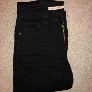  - Levisjeans i modellen 721 high Rise skinny. Använda endast en månad och tvättade en gång, som nya! Storlek 24 i midjan, längd 32. Thight modell med hög midja, supersnygga på!   