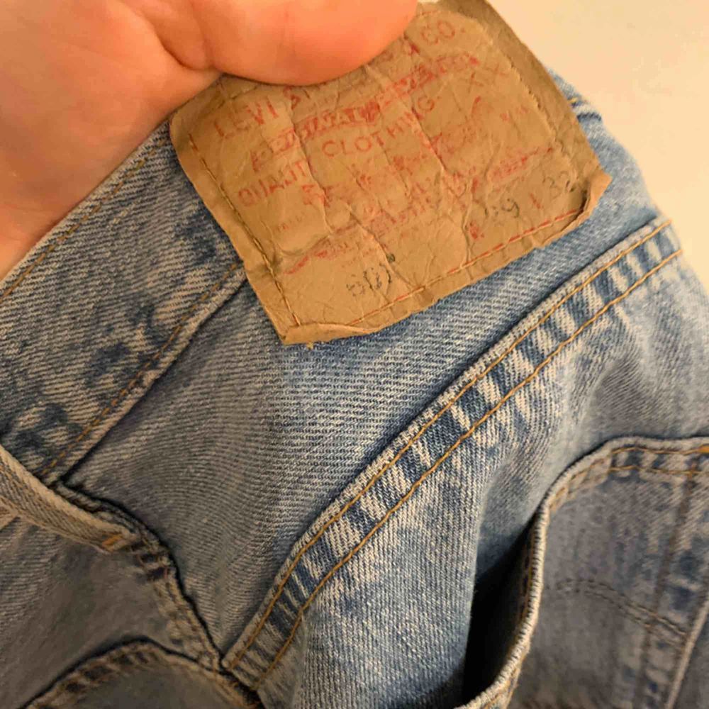 Levis 501 köpta på second hand! Hela och rena, w29 l32 upplevs som mindre i storleken🥰 . Jeans & Byxor.