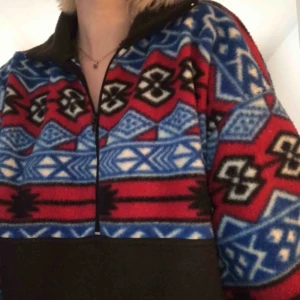  - Jag säljer min trendig och coola fleece-tröja! Köparen står för frakt och betalning sker via swish!🥰