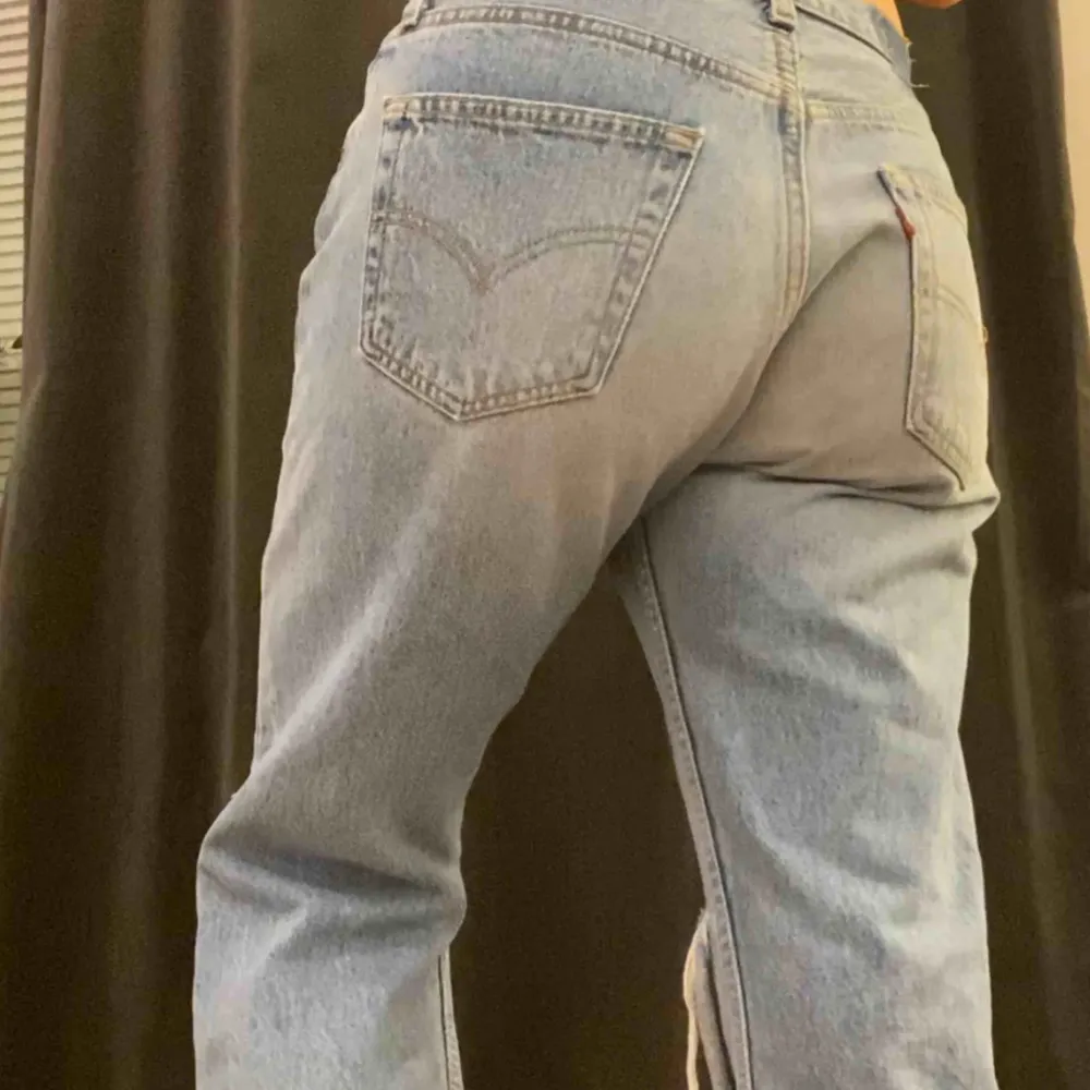 Jeans från Levis, står ingen strl i jeansen men har vanligt vis 28 i midjan och 34 i längd. Dessa sitter toppen. Säljer pga har två likadana. I bra skick!  Är 175 cm lång.. Jeans & Byxor.