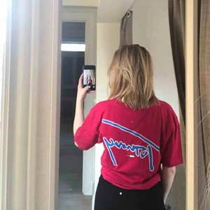  - oversized tshirt från tommy hilfiger, nästan aldrig använd, köpare står för frakt :)