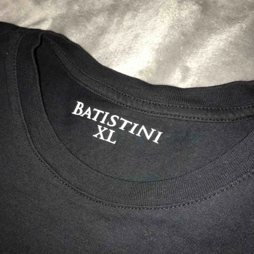 T-shirt från Batistini. Oanvänd  Frakt tillkommer✨. T-shirts.