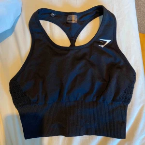  - Säljer svart sport bh/crop top från gymshark! 250 kr + frakt som är 63kr (om man vill ha den skickad) 