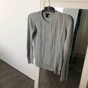  - Grå stickad tröja i storlek XS, skulle även fungera som storlek S/M för tajtare passande. Använt ett par gånger under vintern. Kontakta för fler bilder och frågor! Frakt förekommer.