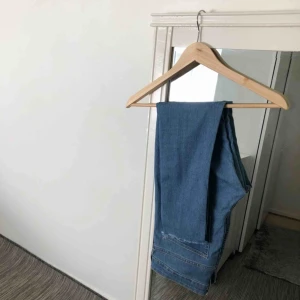  - Skinny ankle jeans i storlek 36 (29), fungerar även som storlek 38 för de är stretchiga och väldigt bekväma. Klippt nedanför, perfekt för de som är under 160 cm. Använt runt tre gånger. Kontakta för fler bilder och frågor! Frakt förekommer.
