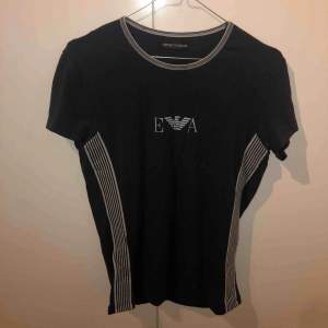 Säljer denna skit snygga fake Armani t-shirten från Humana Secondhand 💜 Den är använd Max 1 gång och är i jätte bra skick!!!!!!! Den sitter ganska tajt men inte överdrivet! Kontakta om ni har frågor ⭐️ 
