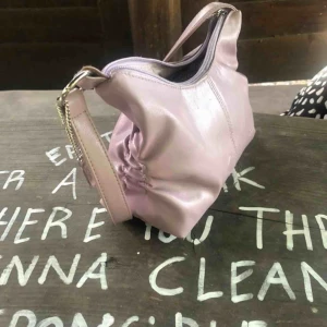  - Jättefin liten axelväska köpt i Köpenhamn, frakt 30kr (möts upp i Sthlm ).