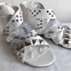  - Vita sandaler med silvriga nitar. Använda kanske en eller två gånger. Köparen står för portokostnad 