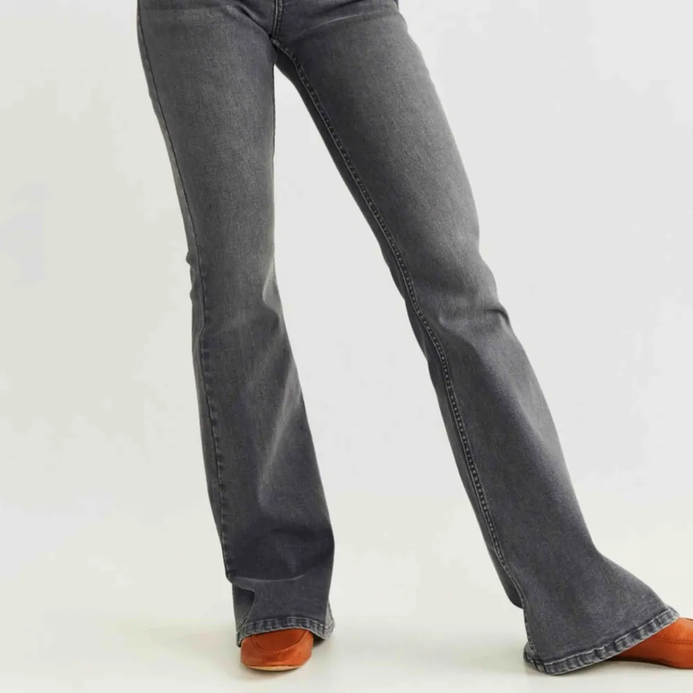 grå flare-jeans från mango!. Jeans & Byxor.