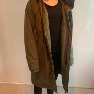 Vinterjacka - Jättemysig stor skön vinterjacka, extra skön som oversized! Mörkgrön, kontakta för fler bilder 🙌🏻🙌🏻🙌🏻 Nypris 3500kr. Använd endast fåtal gånger