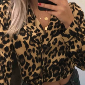  - Knytblus i leopard med satin material