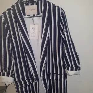 Helt oanvänd kavaj blazer från Only stl 44 och storlek 48 finns med . Båda är helt nya och ej andvända.  Pris 350 kr med frakt per styck. 