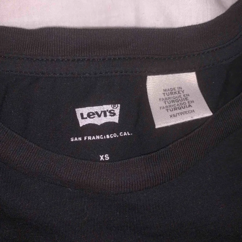 Säljer denna fina Levi’s t-shirt i stl XS från Levi’s! Köpt i Stockholm vid Gallerian för något år sedan! (Inget kvitto kvar) Använd 2-3 gånger och är i mycket bra skick! 100kr ink frakt eller möts i Stockholm för 50kr! DM:a vid intresse eller frågor.. T-shirts.