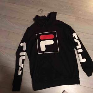 Ny, fräsch och skit snygg Fila hoodie i storlek M, endast använd ett fåtal gånger och säljer den för att den inte kommer till användning. Är 180cm lång och den passar perfekt, ..Frakt är gratis!