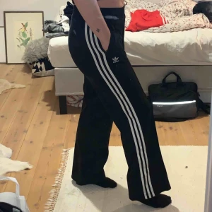 - Skitcoola Adidasbyxor från madlady. Aldrig använda, fickor och stadig resår i midjan. +frakt ✨