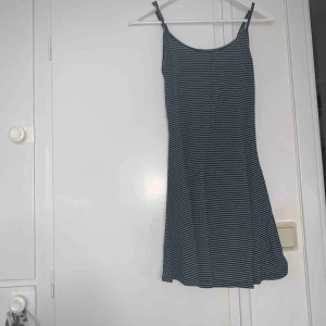  - blå randig klänning från brandy melville!! supergullig och skön (tyget är det skönaste jag känt) men tyvärr alldeles för liten!! (skulle säga att det är den xs/s)  köparen står för frakt🥥