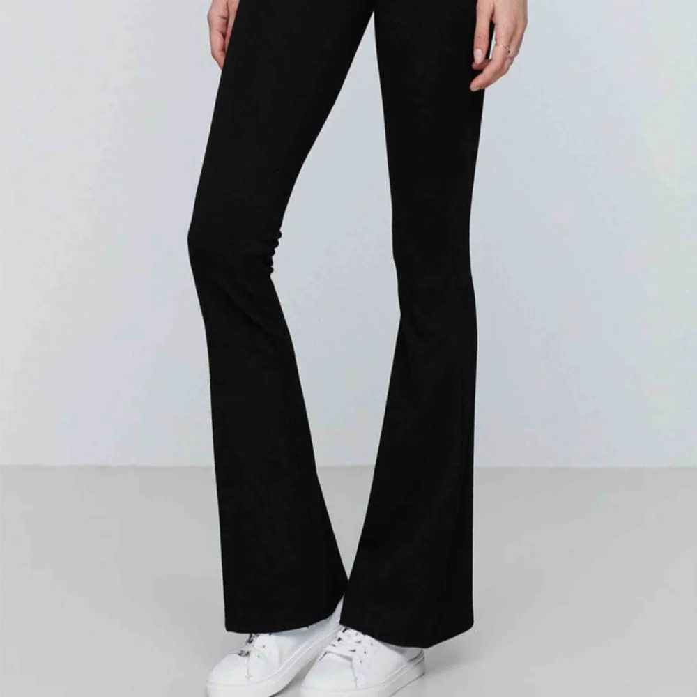 Utsvängda byxor från Gina tricot, modellen ”Petra”. Använda och därför lite noppriga på vissa ställen, men inget som syns särskilt mycket. Frakt 50 kr. Jeans & Byxor.