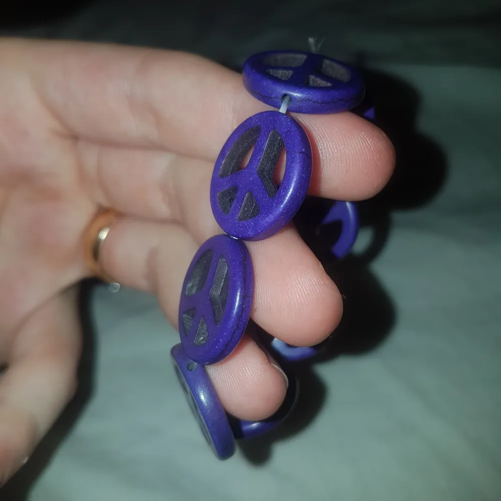 Armband med matchande örhängen med peacetecken (materialet är från Mexiko) som jag gjort själv. Accessoarer.