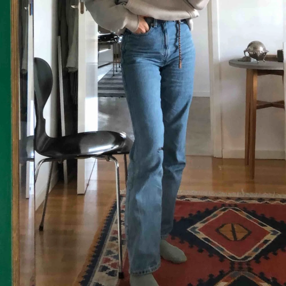 Jeans från Weekday i modellen Rowe. Inte jättemycket använda så i bra skick! Möts i Stockholm eller så betalar köparen frakt (95kr)🥰. Jeans & Byxor.