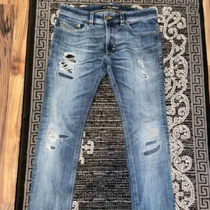  - Nästan helt nya diesel jeans 