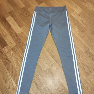Adidas storlek M - Sköna byxor från adidas