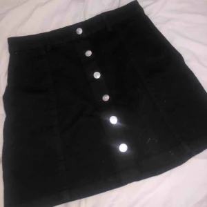  - Svart jeanskjol från Gina tricot. Storlek 38.