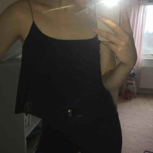  - Aldrig använd svart top med spaghetti- straps av små guldiga kedjor. Prislappen sitter fortfarande kvar🥰