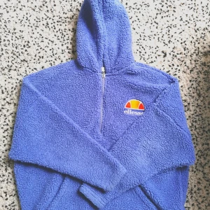 ELLESSE EL SEPPY—Purple  - Mysig kofta i en blålila färg som sitter löst och varmt på kroppen, endast använt den två gånger. Storlek XS/S/EU 38, original priset låg på 849:- 