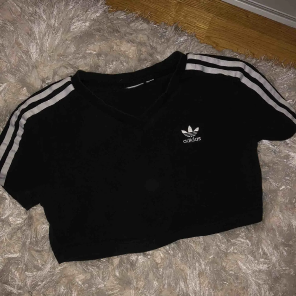 Croppad tröja från Adidas. Går att styla på många olika sätt, så snygg!!! fri frakt😽. Toppar.