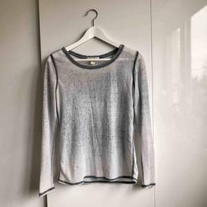 En mjuk och grå långärmad tröja från Forever21. Tröjan är väldigt tunn och bekväm.   Köparen står för eventuell portokostnad. 