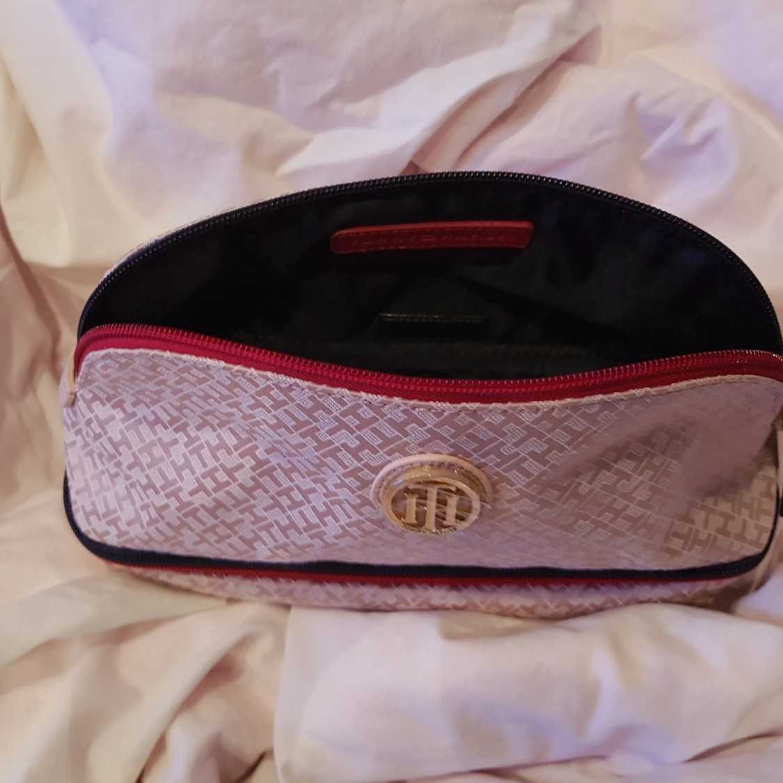 Tommy Hilfiger necessär   - 90