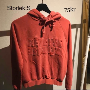  - Exakt samma som den militärgröna hoodien fast röd och att det står rêveuse vilket betyder förvånande.