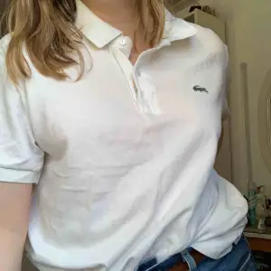 Vintage Lacoste piké, så snygg och trendig. Fri frakt, haj haj!!