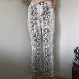 Snake Print Jeans - Jeans med snake print från Vero Moda, för korta och stora i midjan för mig! Köparen står för frakt!💓