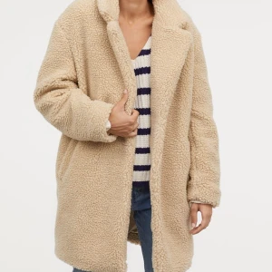 H&M Teddy Coat - Jacka från H&M.  Helt nytt, användes bara en gång förra vintern !!  💜🌸❄️❄️ frakt tillkommer 😊