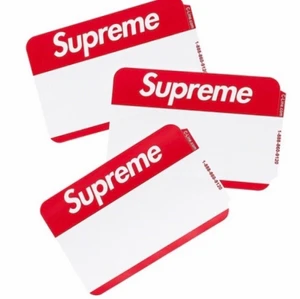 Supreme stickers - Säljer ett fåtal av dessa coola supremeklistermärkerna som är köpta på deras hemsida, alltså äkta och ingen kopia. Frakt på 11 tillkommer och är samma oavsett antal!🤩🤩10 kr/stuck